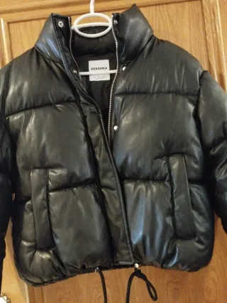 Chaqueta Bershka acolchada negra Talla S