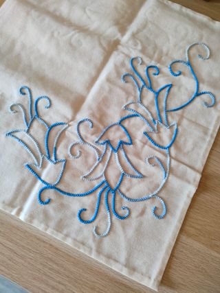 Mantel bordado a mano azul y blanco