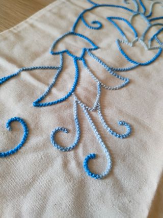 Mantel bordado a mano azul y blanco