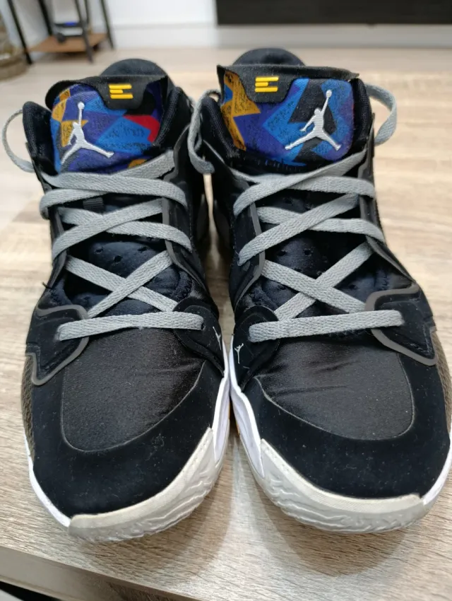 Zapatillas Jordan Negras y Multicolor