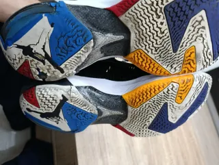 Zapatillas Jordan Negras y Multicolor