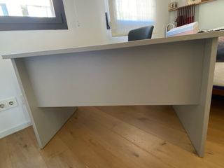 Mesa de oficina gris de formica