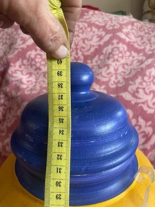 Jarrón de cerámica azul y amarillo