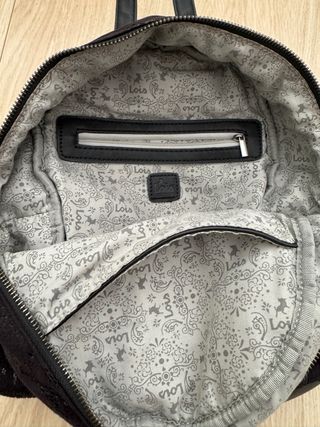 Mochila Lois Negra con Detalles Plateados