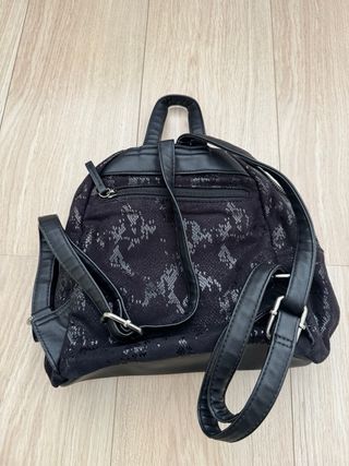 Mochila Lois Negra con Detalles Plateados