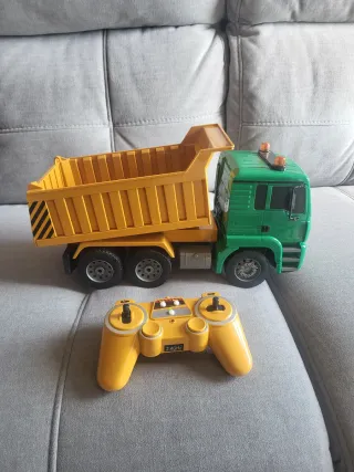 Camión radiocontrol amarillo y verde