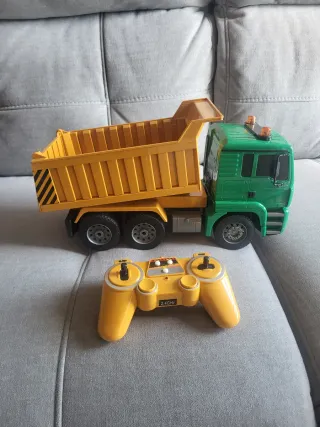 Camión radiocontrol amarillo y verde