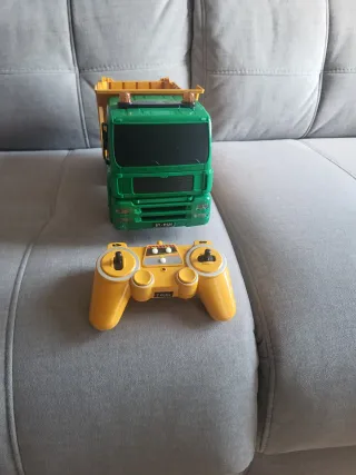 Camión radiocontrol amarillo y verde