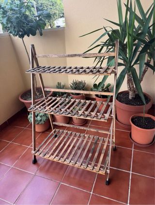Estantería de madera para macetas