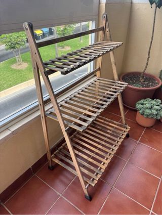 Estantería de madera para macetas