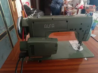 Máquina de coser Alfa 102-300 con mueble funciona