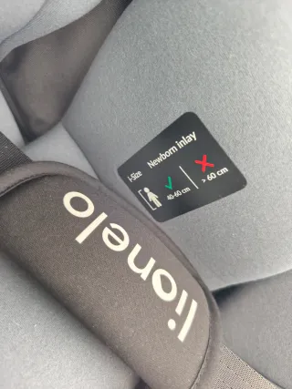 Seggiolino auto con base di fissaggio adatto per neonati prematuri