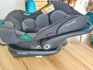 Seggiolino auto con base di fissaggio adatto per neonati prematuri