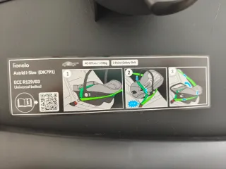 Seggiolino auto con base di fissaggio adatto per neonati prematuri