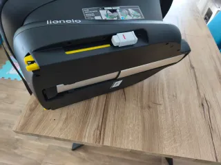 Seggiolino auto con base di fissaggio adatto per neonati prematuri