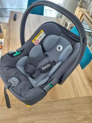 Seggiolino auto con base di fissaggio adatto per neonati prematuri