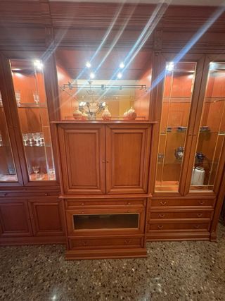 Aparador salón con vitrinas iluminadas