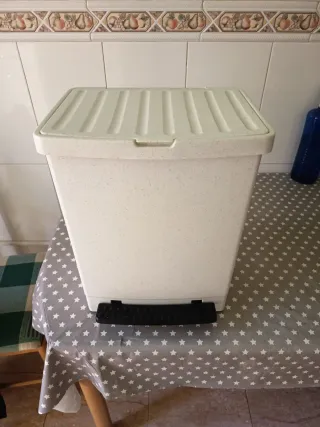 Cubo de basura con pedal