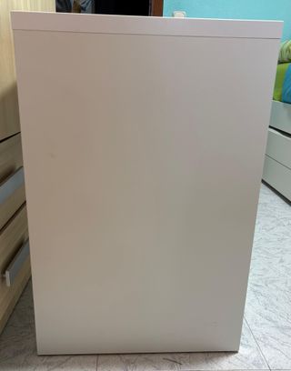 Mesa de escritorio blanca. En buen estado.