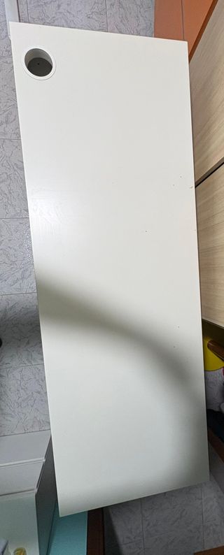 Mesa de escritorio blanca. En buen estado.