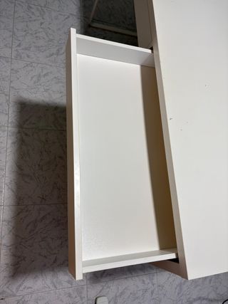 Mesa de escritorio blanca. En buen estado.
