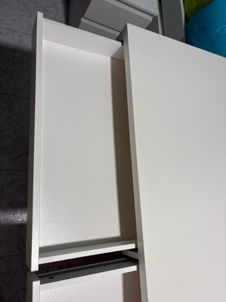 Mesa de escritorio blanca. En buen estado.