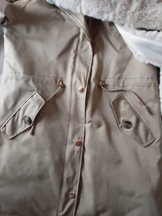 Abrigo de invierno beige con bufanda incorporada