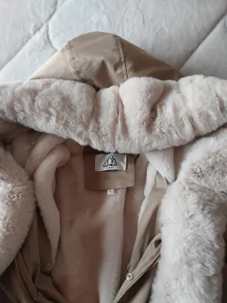 Abrigo de invierno beige con bufanda incorporada