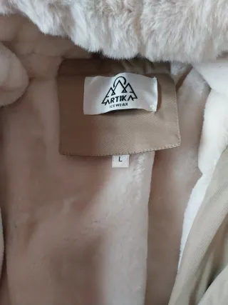 Abrigo de invierno beige con bufanda incorporada