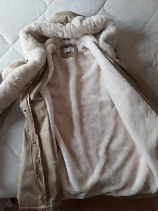 Abrigo de invierno beige con bufanda incorporada