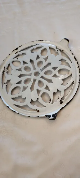 Salvamanteles de hierro forjado antiguo