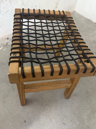 Taburetes de madera con asiento de cuerda