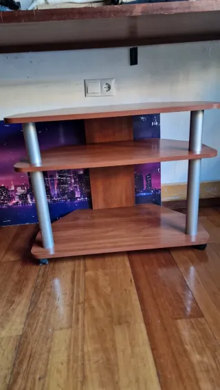 Mesa TV con ruedas