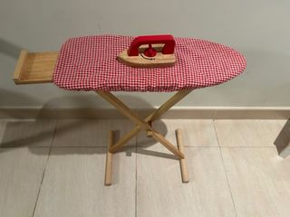 Tabla de planchar de juguete de madera
