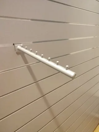 Colgador aluminio panel lamas