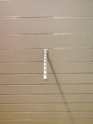 Colgador aluminio panel lamas