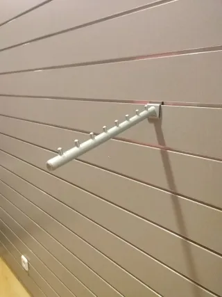 Colgador aluminio panel lamas