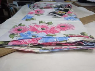 Royo Tela con flores rosas y azules Pont Hermanos