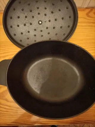 Set di pentole in ghisa con finitura esterna bianca e manici neri