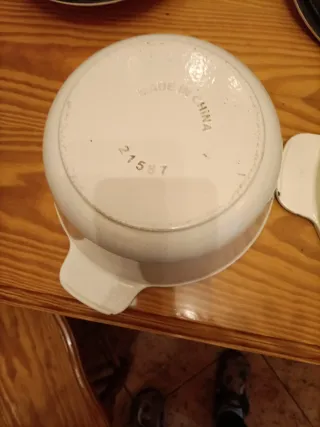 Set di pentole in ghisa con finitura esterna bianca e manici neri