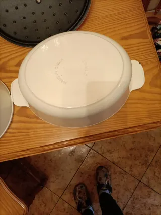 Set di pentole in ghisa con finitura esterna bianca e manici neri