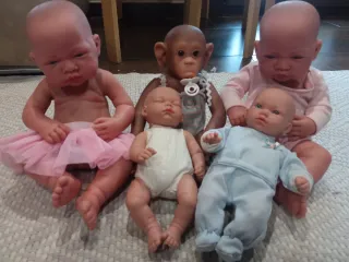 Lote de muñecas Antonio Juan, peluches y más.