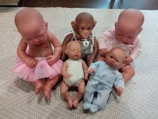 Lote de muñecas Antonio Juan, peluches y más.