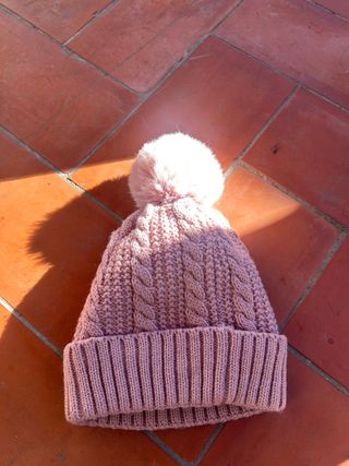 Gorro rosa de lana con pompón