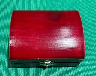 Aguja de corbata dorada