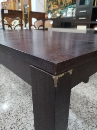 MESA DE MADERA OSCURA