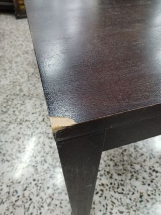MESA DE MADERA OSCURA