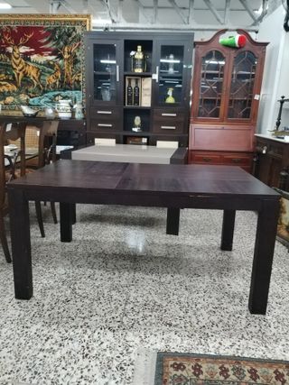 MESA DE MADERA OSCURA