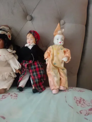 Lote de 4 muñecas antiguas de porcelana y 1 grande