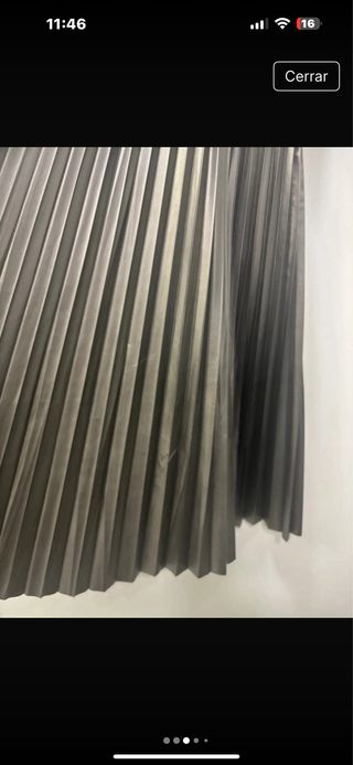 Falda plateada plisada